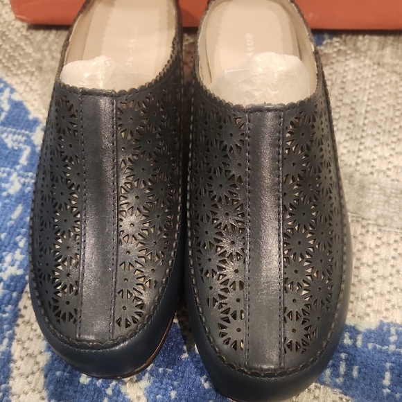 NWT-Easy Spirit Navy Floral Cut-Out Slip-Ons Size 7m - Picture 5 of 8